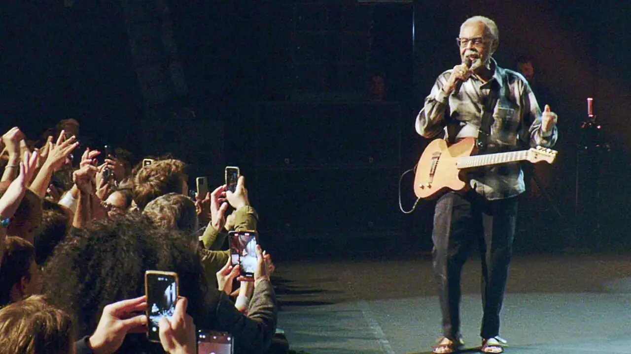 Gilberto Gil à la Philharmonie de Paris : Aquele Abraço Tour – image d’arrière-plan