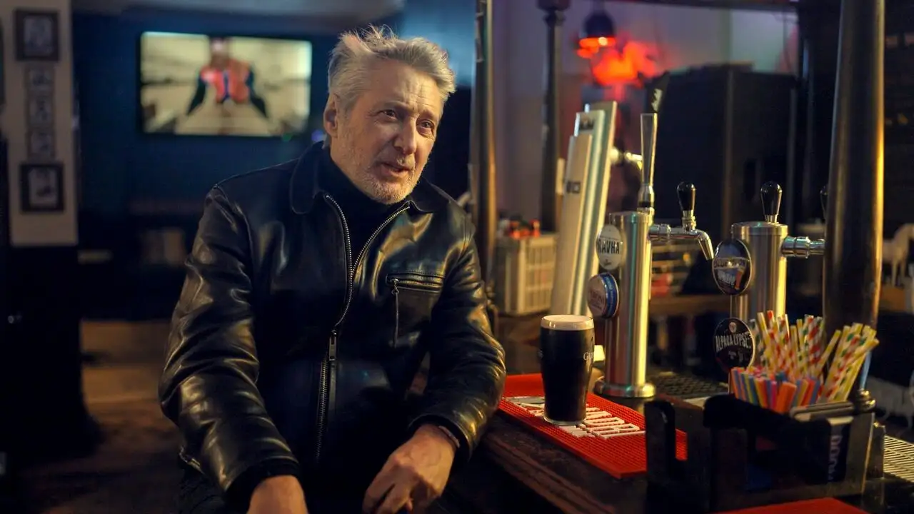 Antoine de Caunes : la vie "rêvée" d'un enfant du rock - Le paradoxe du clown – image d’arrière-plan