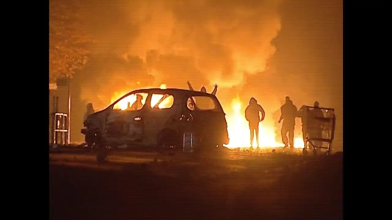 2005, état d'urgence - Pot de fer contre pot de terre – image d’arrière-plan