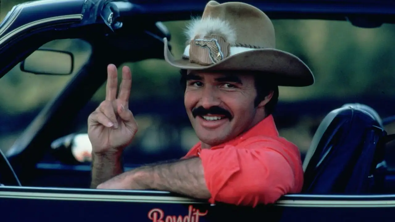 Burt Reynolds : Un dur à cuire au coeur tendre à Hollywood – image d’arrière-plan