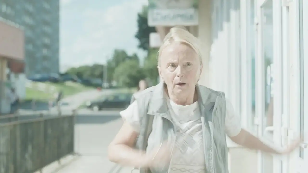 Une femme sur le toit – image d’arrière-plan