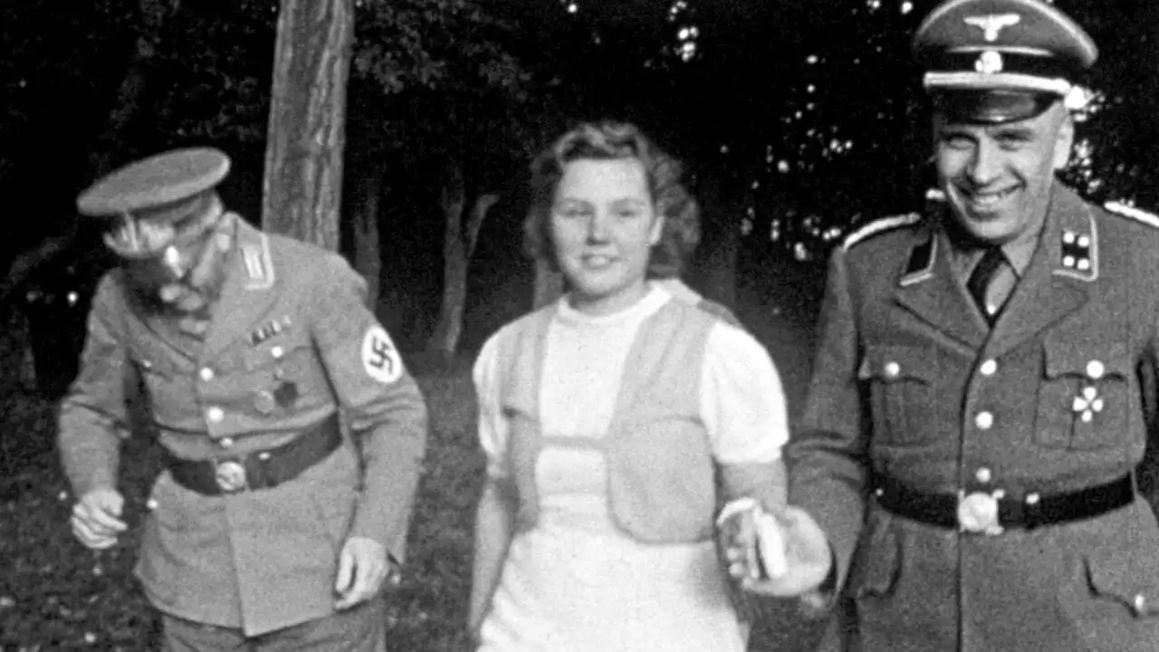 Des femmes au service du Reich - Saison 1 - De 1942 à nos jours – image d’arrière-plan