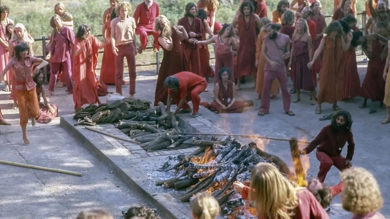 Les enfances brisées de la secte d'Osho – image d’arrière-plan