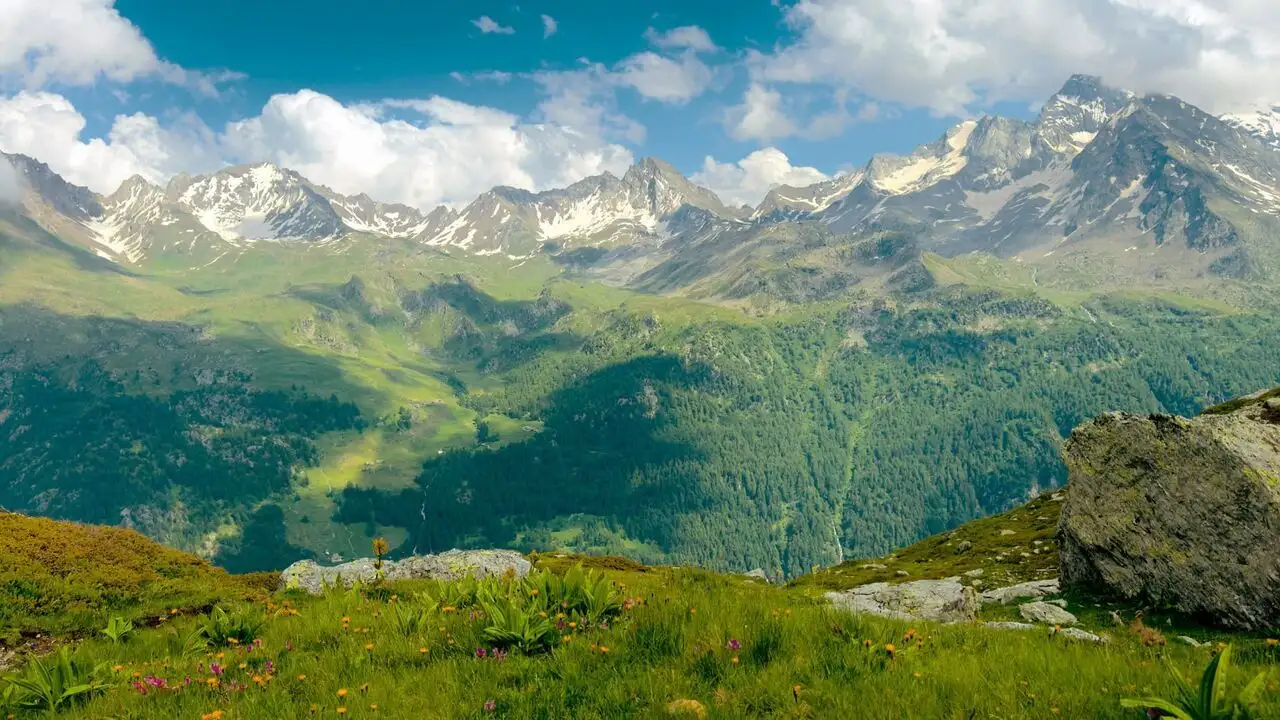 La vallée d'Aoste en Italie : Une vie à l'ombre des Alpes – image d’arrière-plan