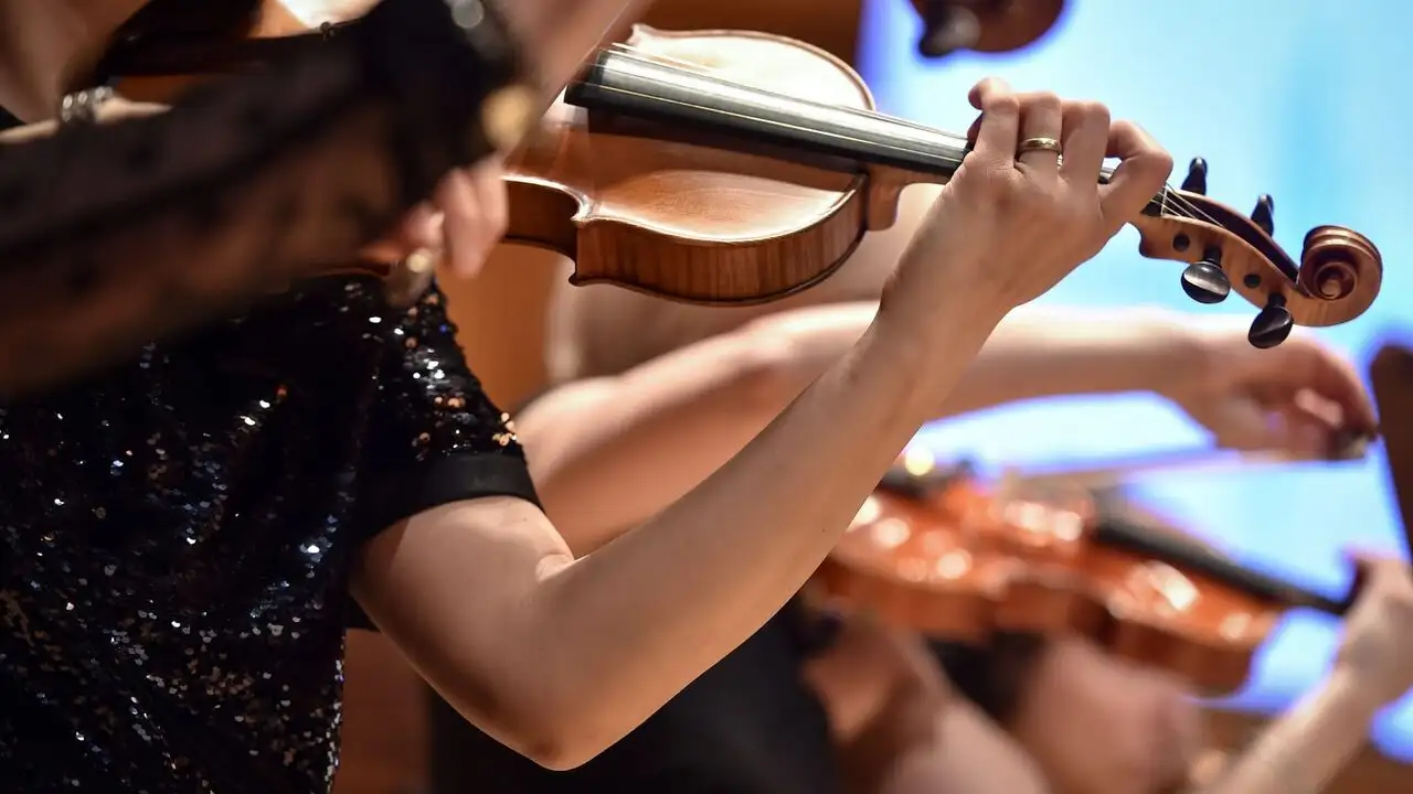 L'orchestre de la Garde républicaine à l'Opéra-Comique – image d’arrière-plan