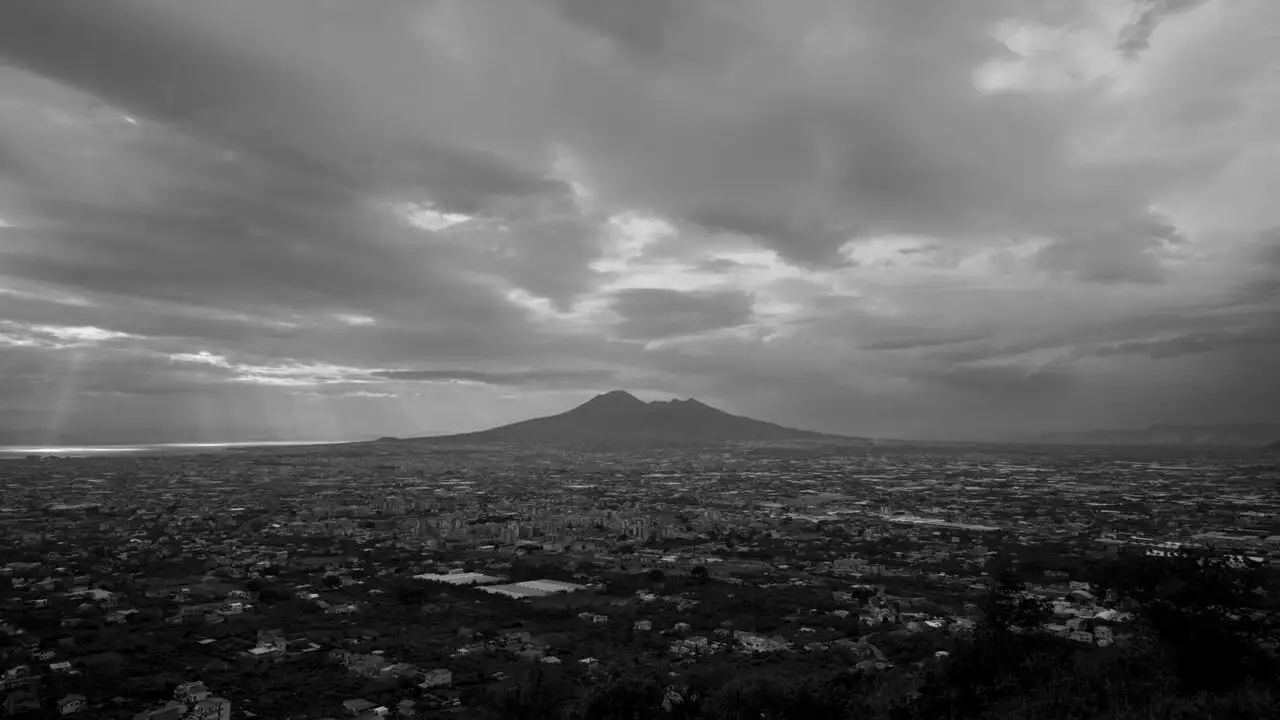 Pompei, sotto le nuvole – image d’arrière-plan