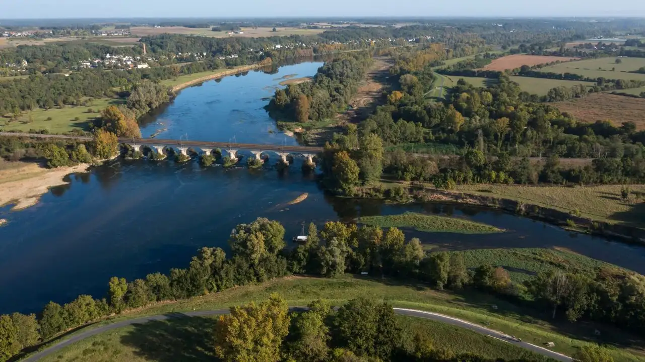 Au fil de l'eau - Saison 1 - La face cachée du fleuve Loire – image d’arrière-plan
