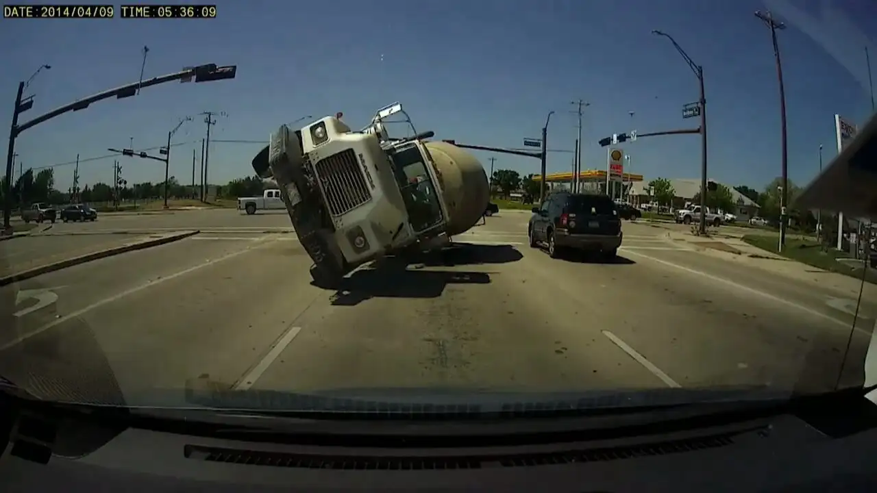 Dashcam en action ! - Saison 3 - Episode 6 – image d’arrière-plan