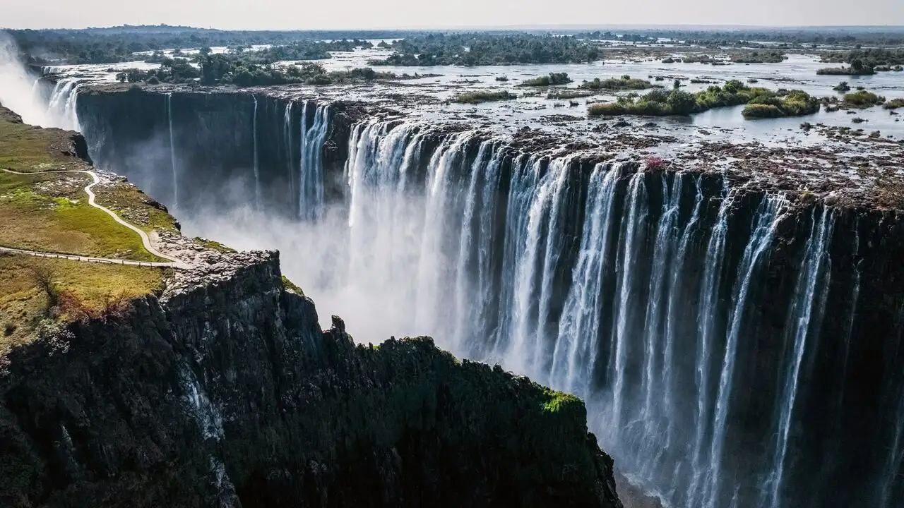 Les chutes d'eau : puissance et rugissements – image d’arrière-plan