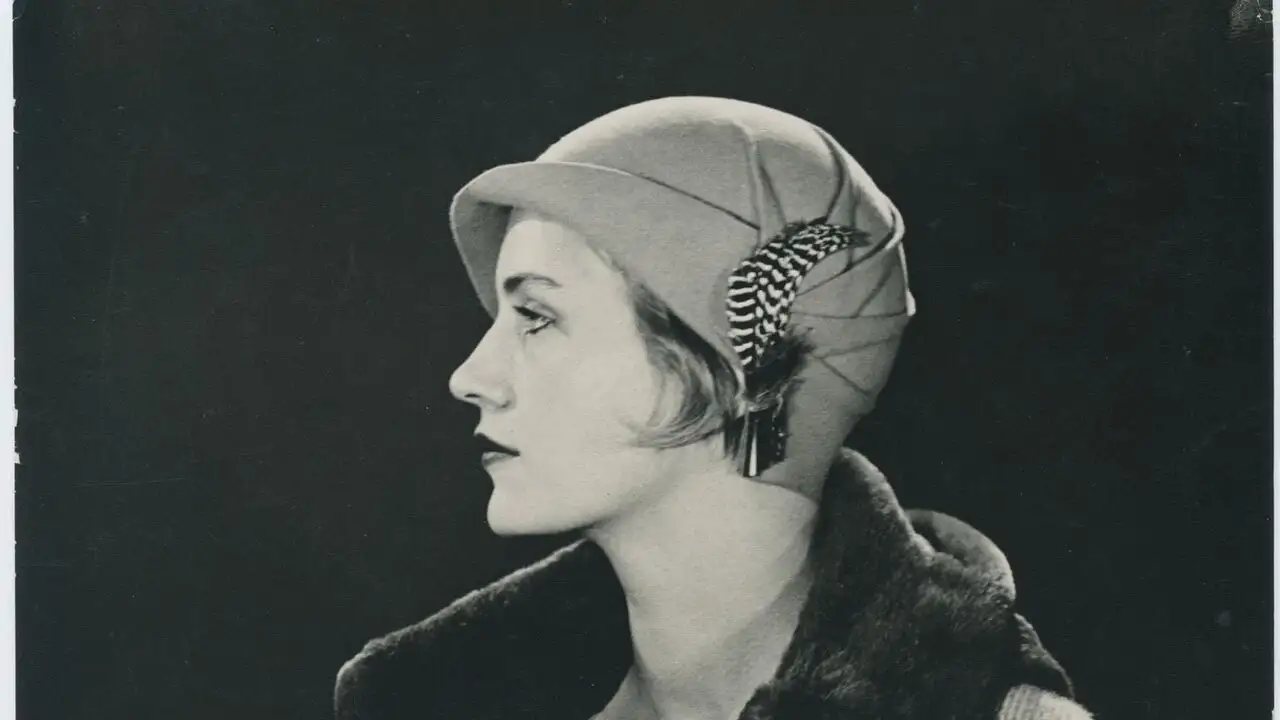 Lee Miller : Mannequin et photographe de guerre – image d’arrière-plan