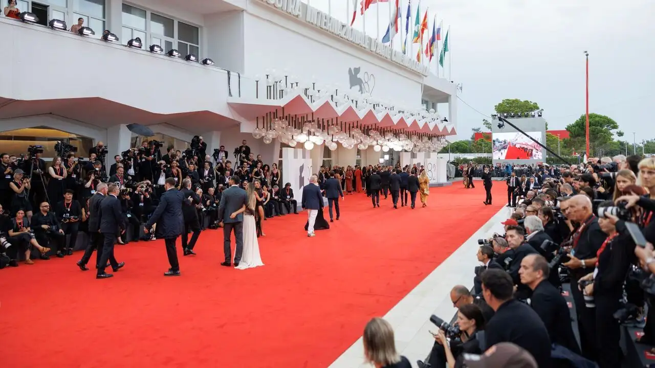Cérémonie d'ouverture de la Mostra de Venise 2026 - Episode 01 – image d’arrière-plan