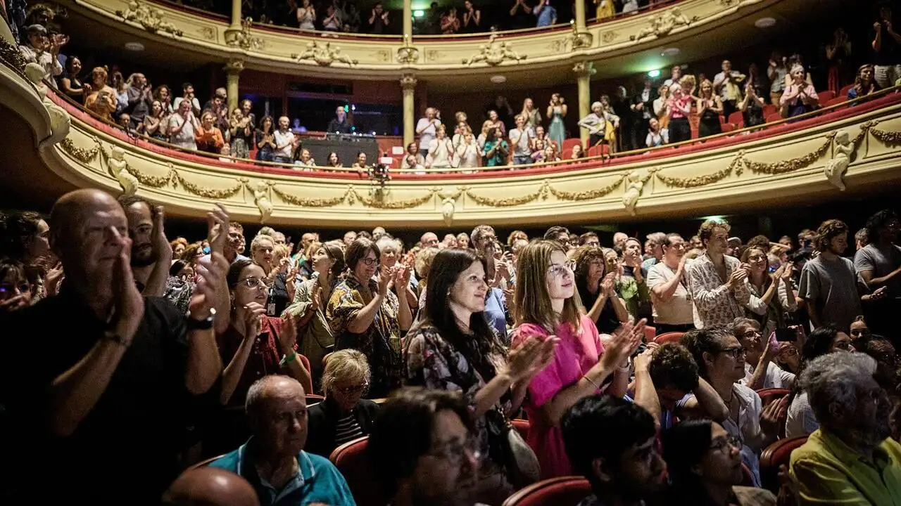 Les incrédules : Festival d'Avignon 2025 - Episode 01 – image d’arrière-plan