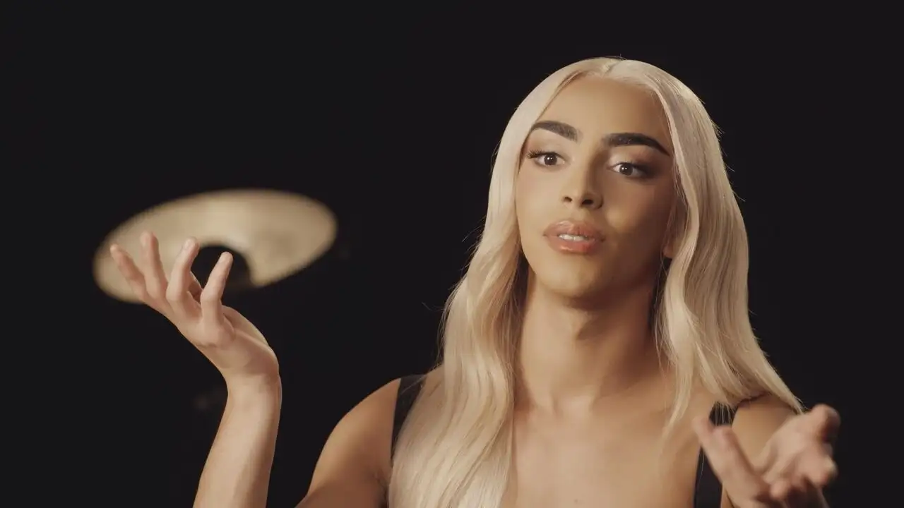 Bilal Hassani, bats-toi comme une fille mon fils – image d’arrière-plan
