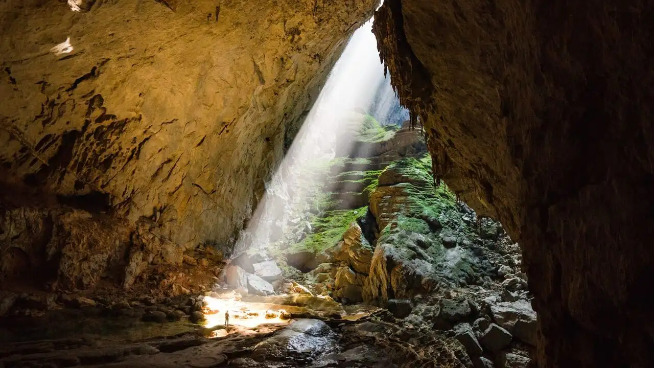 Son Doong : la plus grande grotte du monde – image d’arrière-plan