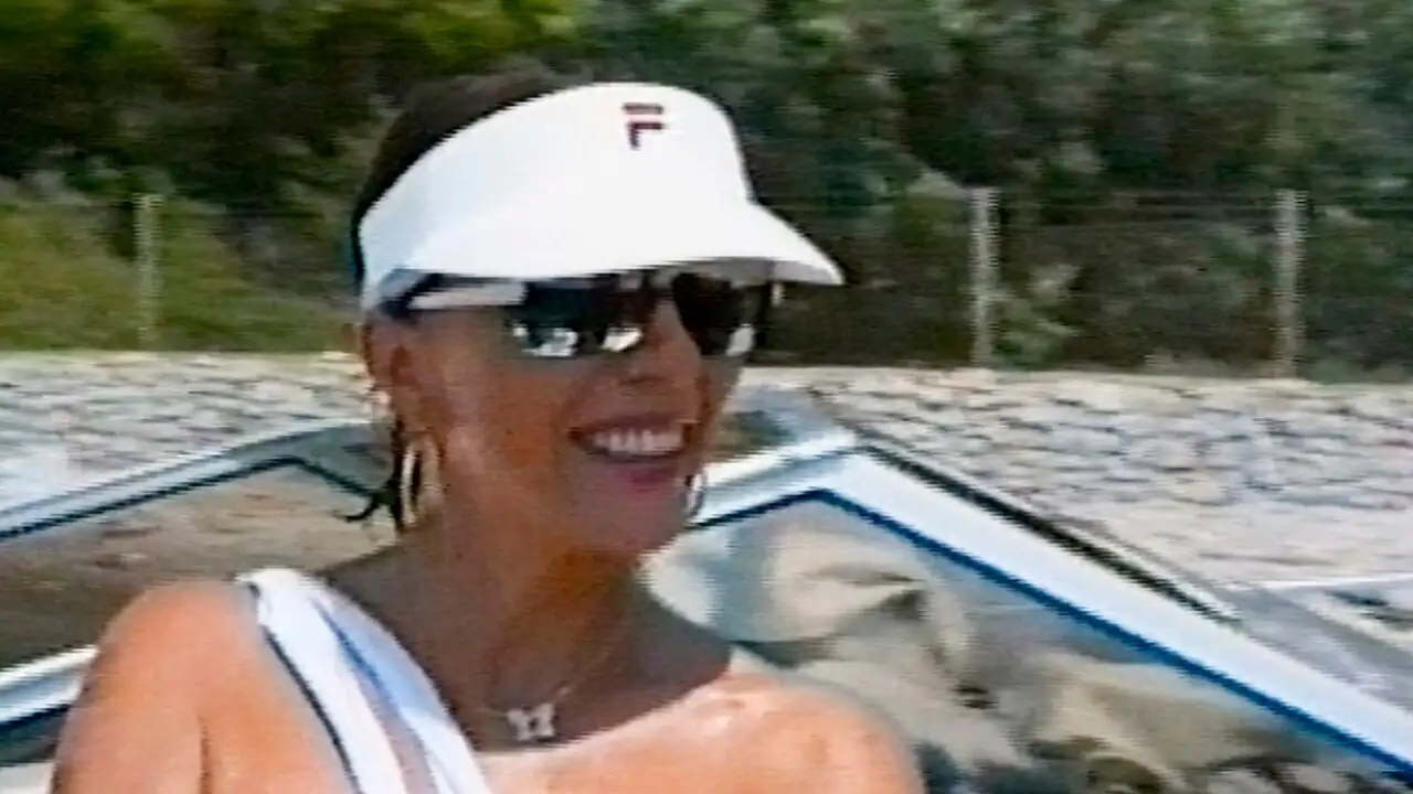 Dame Joan Collins : Une actrice glamour mais sans fard – image d’arrière-plan