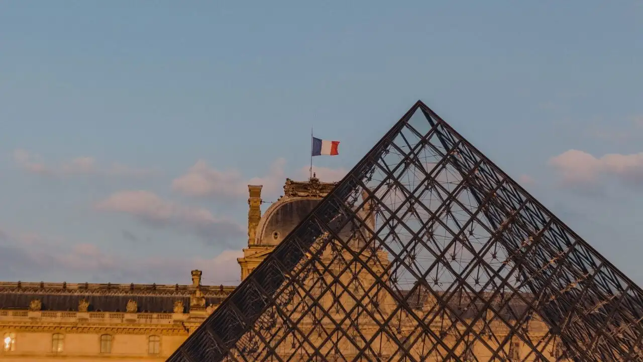 Casse du Louvre : les secrets d'un incroyable braquage - 8 minutes chrono pour le casse du siècle – image d’arrière-plan