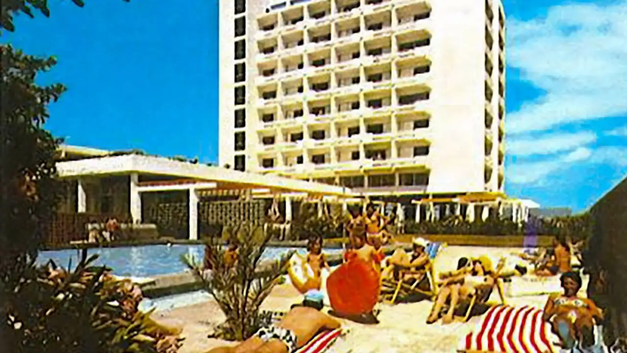 Tout compris ! Une histoire des clubs de vacances – image d’arrière-plan