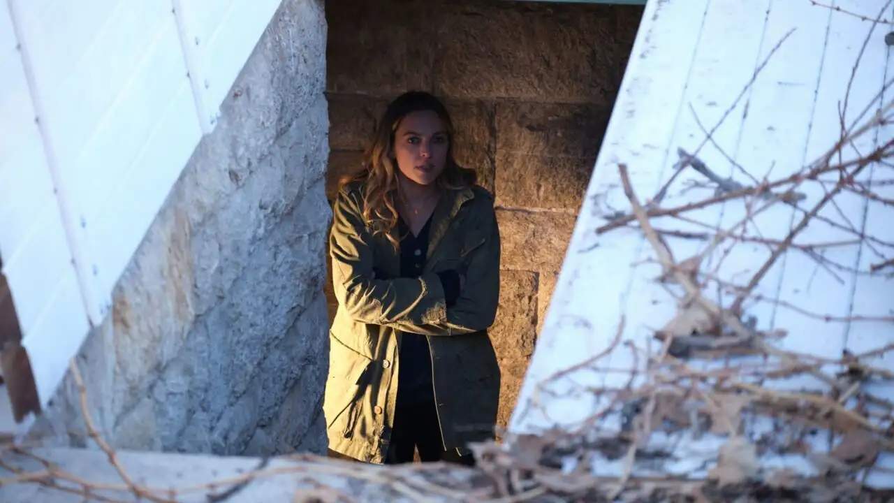 La jeune fille dans le grenier – image d’arrière-plan