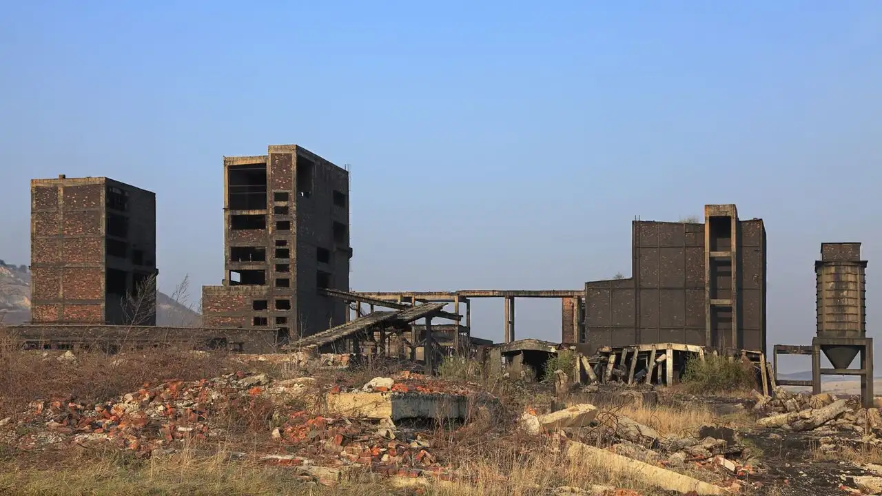 Urbex en Roumanie, sauver les vestiges – image d’arrière-plan