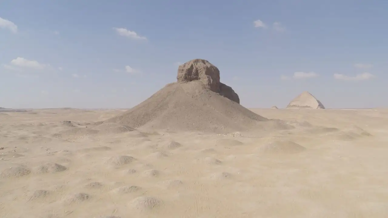 Inside Pyramids - Saison 1 - Pyramide noire mégastructure enfouie – image d’arrière-plan