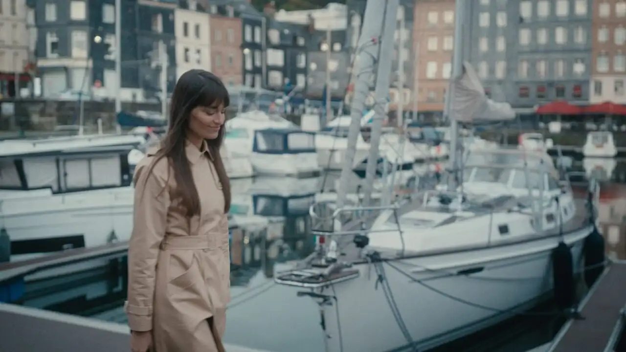 Déambulations - Clara Luciani à Honfleur – image d’arrière-plan