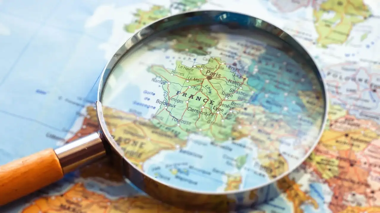 Evasion à la carte - Des paysages bretons au patrimoine alsacien, un voyage de 100 km – image d’arrière-plan