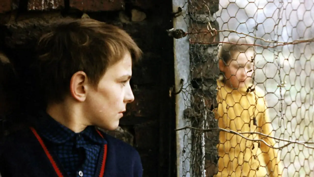 L'enfance nue – image d’arrière-plan
