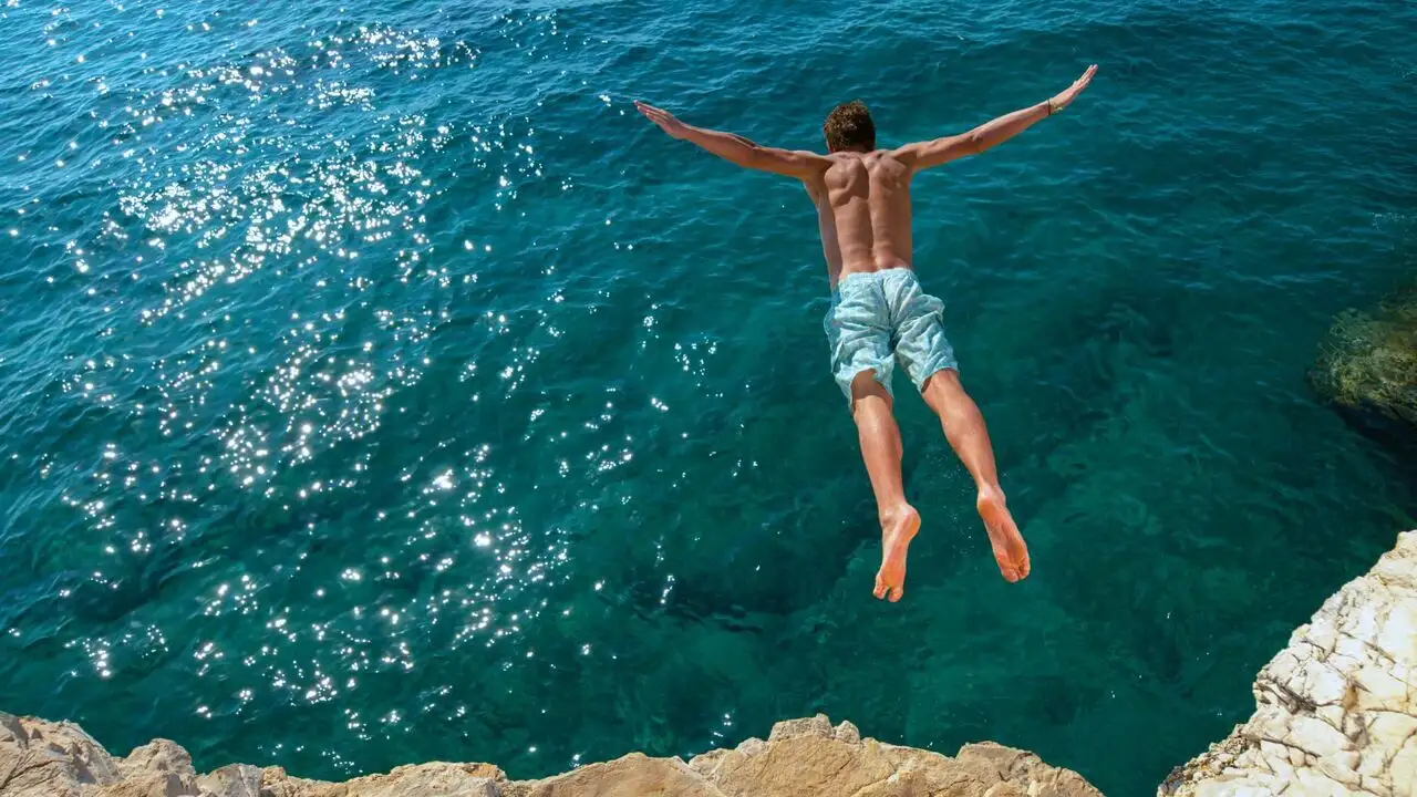 Plongeon de l'extrême : le cliff jumping - Episode 16 – image d’arrière-plan