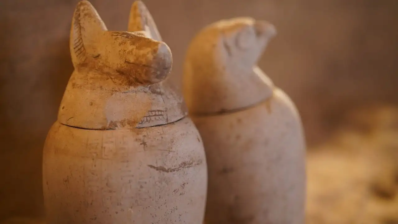 Louxor et les prêtresses du dieu Amon – image d’arrière-plan