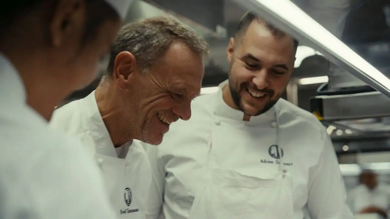 Cuisines hors de portée - A la tour Eiffel – image d’arrière-plan