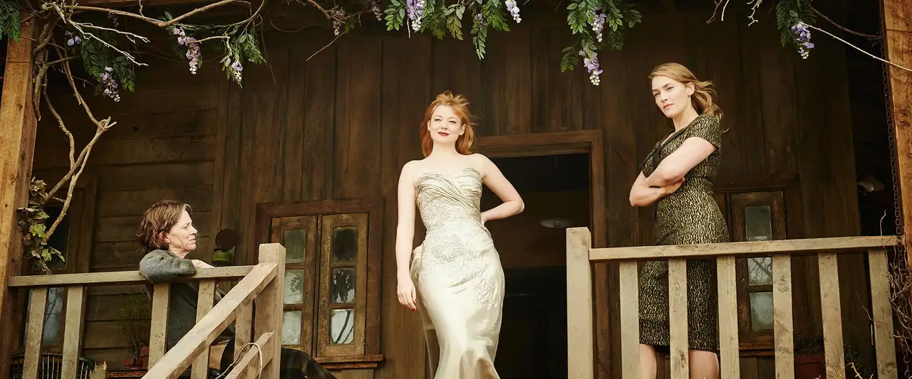 Haute Couture - Après avoir quitté la ville dans le scandale, elle est de retour la tête haute. – image d’arrière-plan
