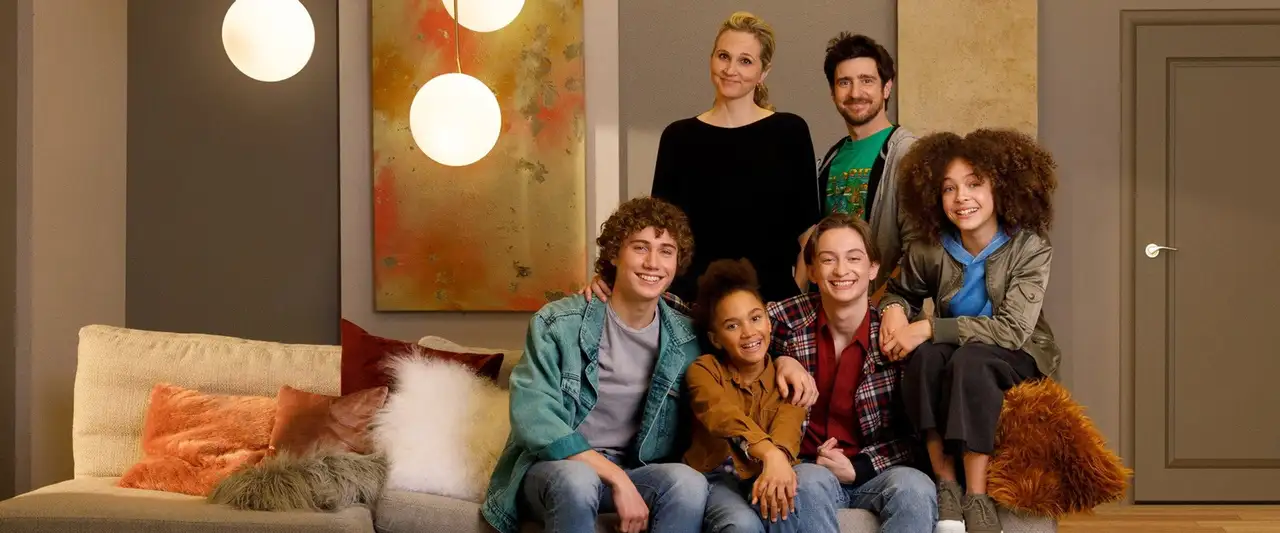 Les Bienvenu... ou presque ! - Saison 1 - La chaîne – image d’arrière-plan