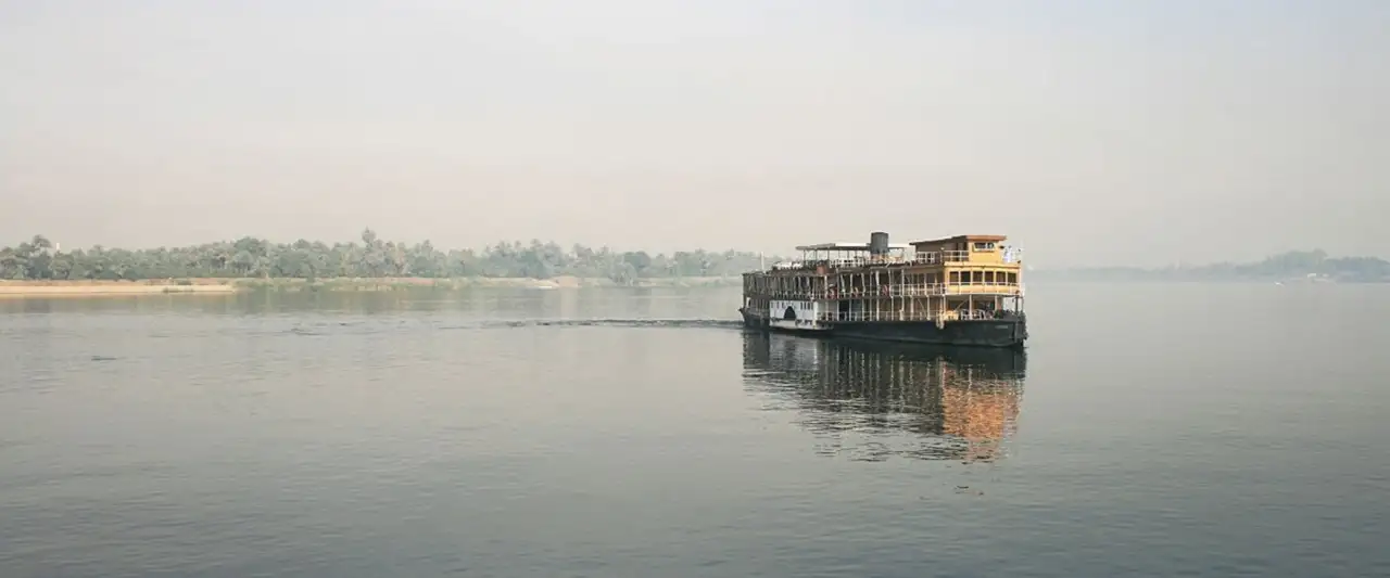 Mort sur le Nil - Un meurtrier frappe à bord du luxueux paquebot Karnak sur le Nil et Hercule Poirot est confronté à son affaire la plus déroutante. – image d’arrière-plan
