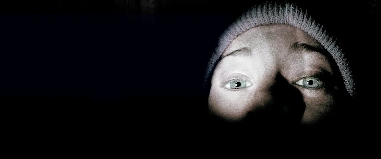 Le Projet Blair Witch - En octobre 1994, trois étudiants en cinéma disparaissent dans une forêt du Maryland au cours d'un reportage sur la sorcellerie. Un an plus tard, on a retrouvé leur film. – image d’arrière-plan