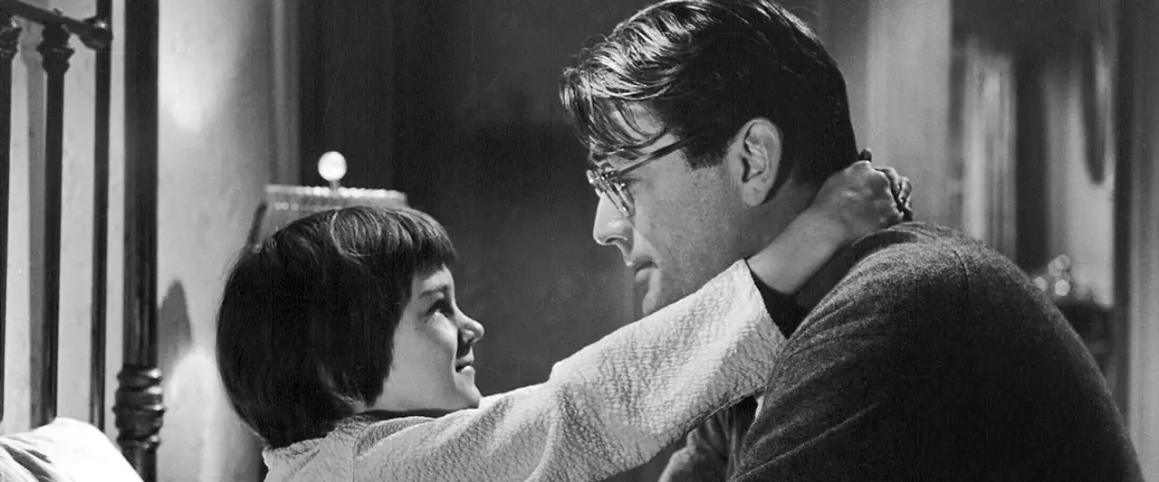 Du silence et des ombres - L'histoire d'un père qui doit exposer ses enfants aux passions outrées d'une petite ville… et ne peut les protéger que par son amour. – image d’arrière-plan