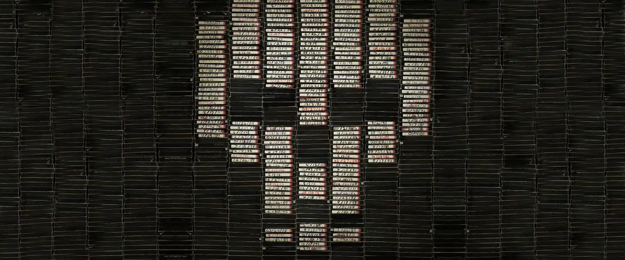 V/H/S - 6 cassettes bizarres. 6 histoires horribles. 6 réalisateurs d'exception. – image d’arrière-plan