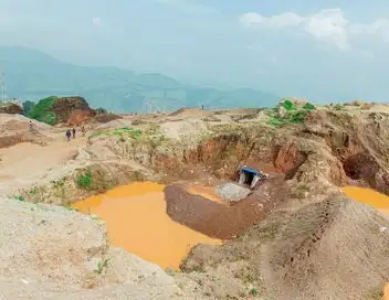 Enquête exclusive - Mines, guerres et trafics en Afrique : du sang dans nos portables ? – affiche