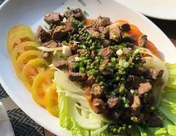 Voyage en cuisine - Cambodge : le boeuf lôc lac – affiche
