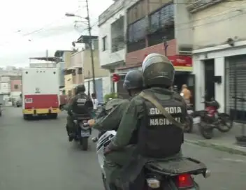 Enquête exclusive - Violences, pillages, marché noir : panique au Venezuela – affiche