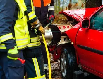 Enquête d'action - Saison 1 - Pompiers d'Arles : au secours des victimes de la route – affiche