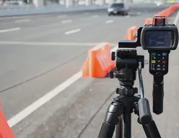 Enquête exclusive - Nouveaux radars, amendes automatisées, fourrières : la tolérance zéro rapporte gros ! – affiche