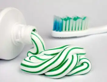 E=M6 - Facettes, dentifrice, chewing-gum : quand la science soigne votre sourire ! – affiche