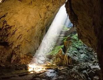 Son Doong : la plus grande grotte du monde – affiche