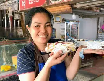 Voyage en cuisine - Cambodge : le crabe au poivre vert – affiche