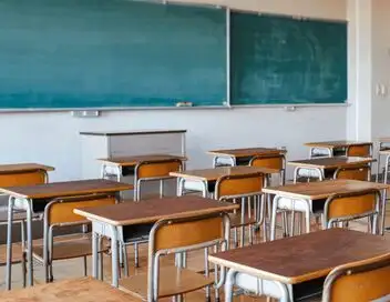Mission info - Est-ce qu'on passe trop de temps à l'école ? – affiche