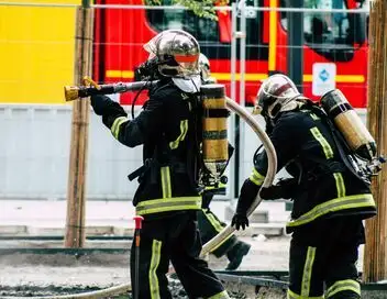 Enquête d'action - SOS en Provence : l'été tout-terrain des pompiers (1/2) – affiche