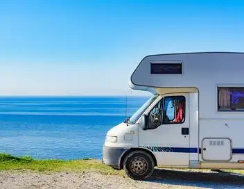 Capital - Camping-cars et Center Parcs : enquête sur les champions des vacances au grand air – affiche