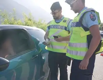 Enquête d'action - Vacances dans les Alpes : les gendarmes face au danger (1/2) – affiche