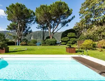 Travaux XXL : piscines et lagons - Saison 2 - Plage immergée vue sur mer sur la French Riviera – affiche