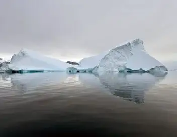 Mondes sauvages - Saison 1 - Icebergs, voyage avec les colosses éphémères – affiche